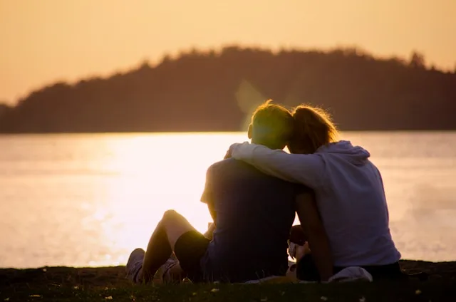 Pareja en el jardín