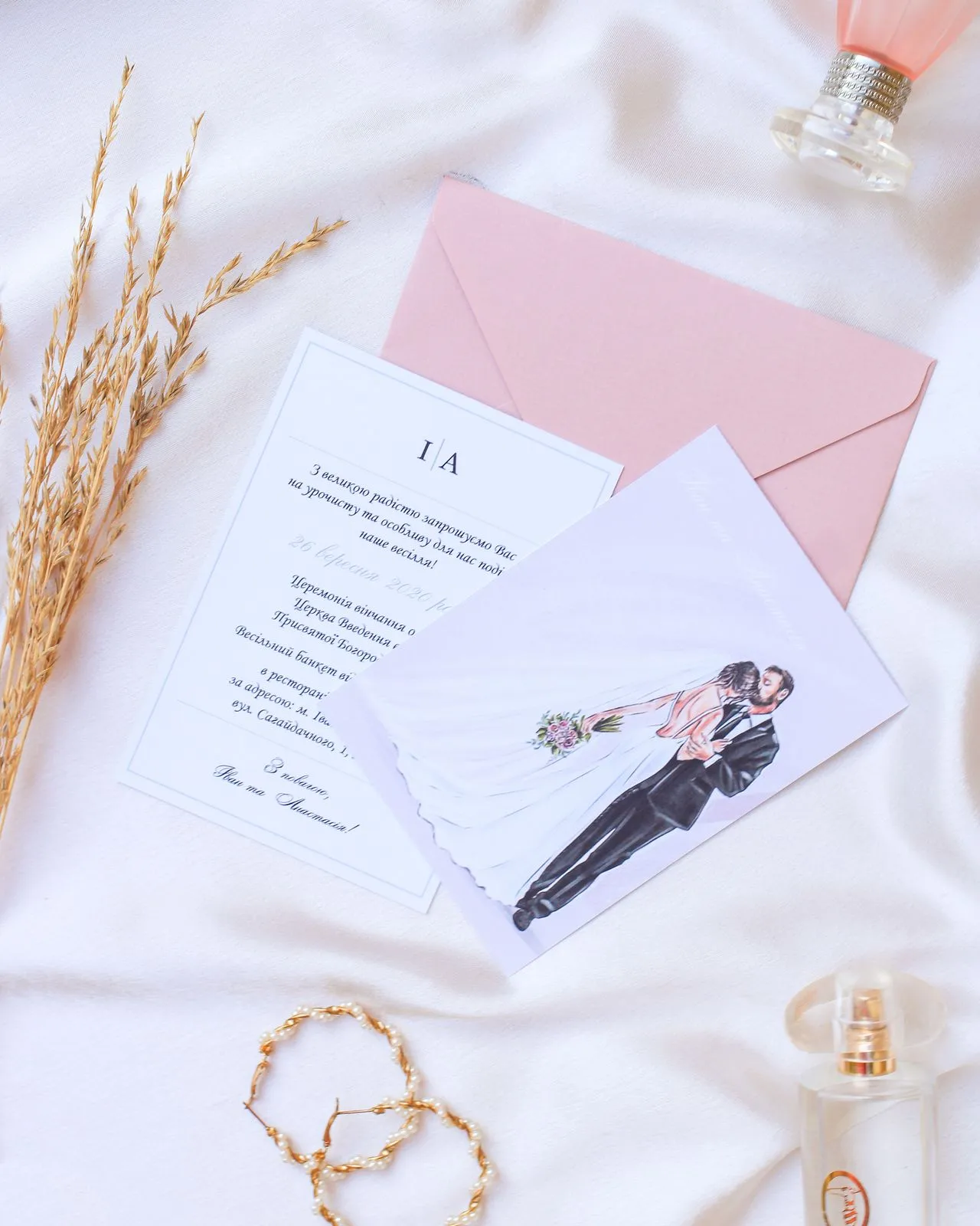 Detalle de anillos de boda sobre flores