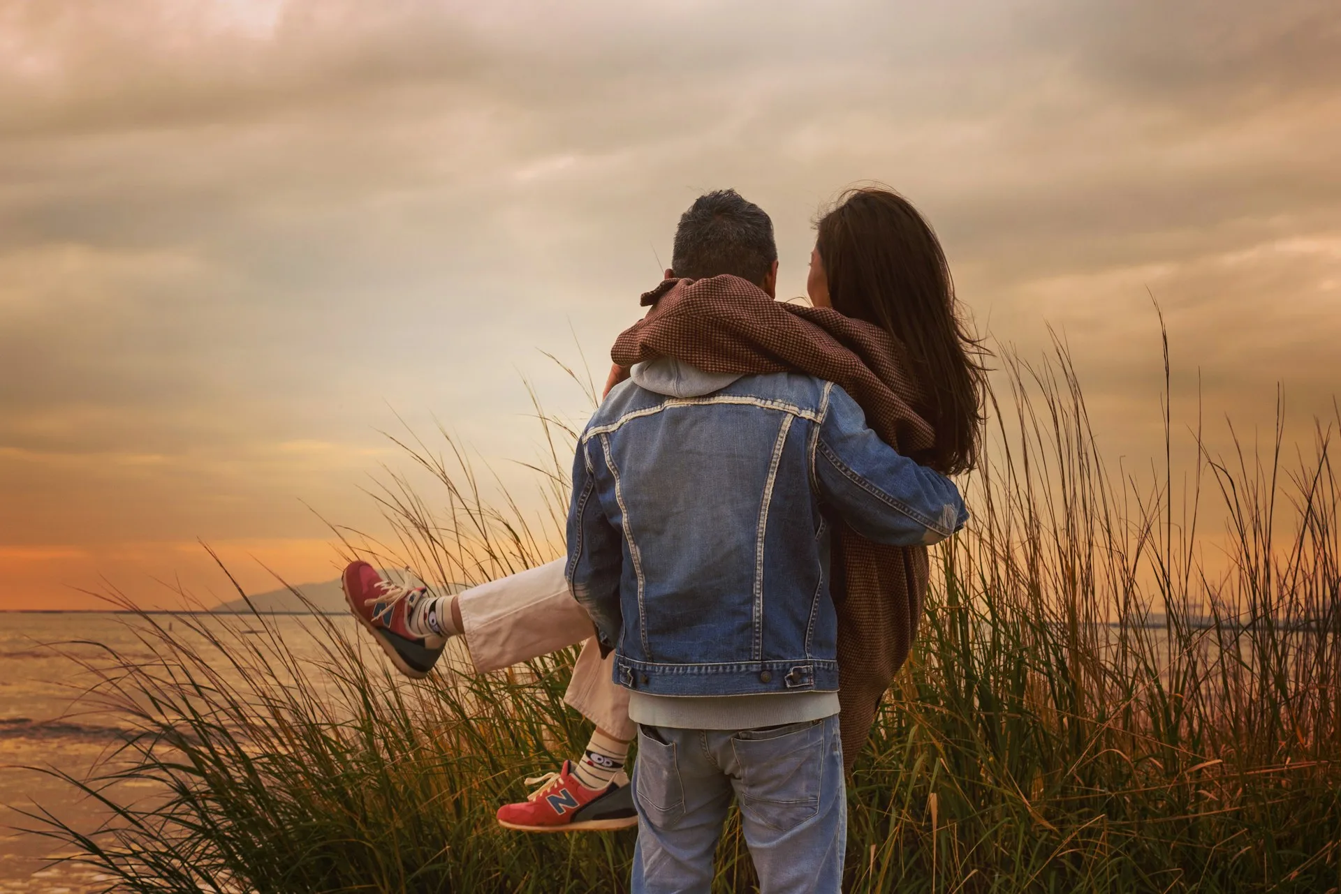 Pareja frente a un río